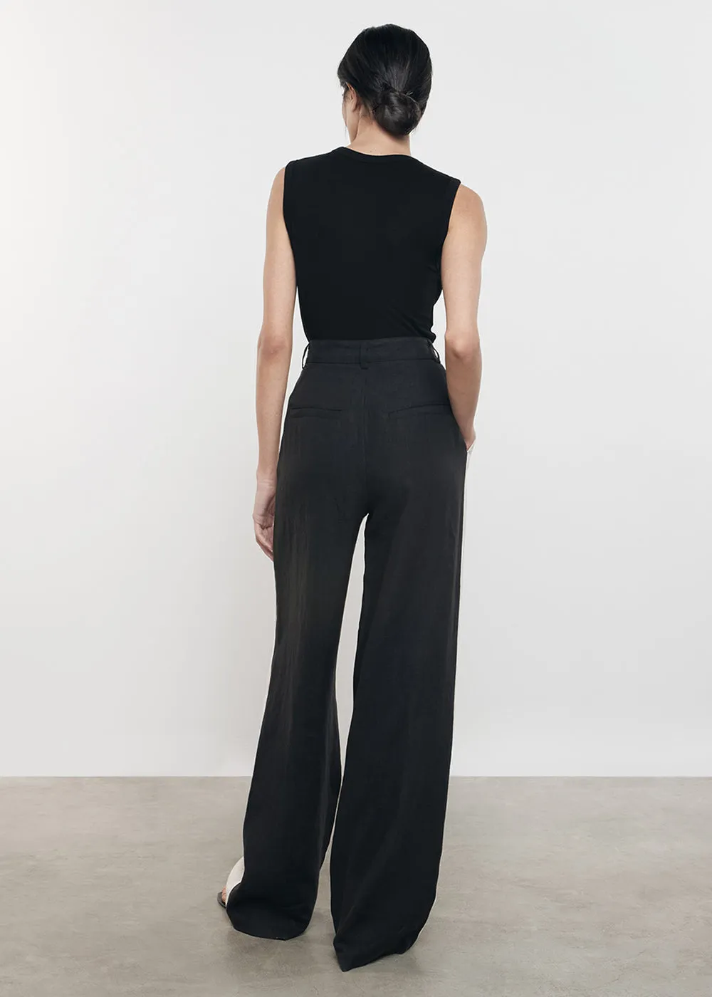 Silk Knit Sleeveless Crew in Black