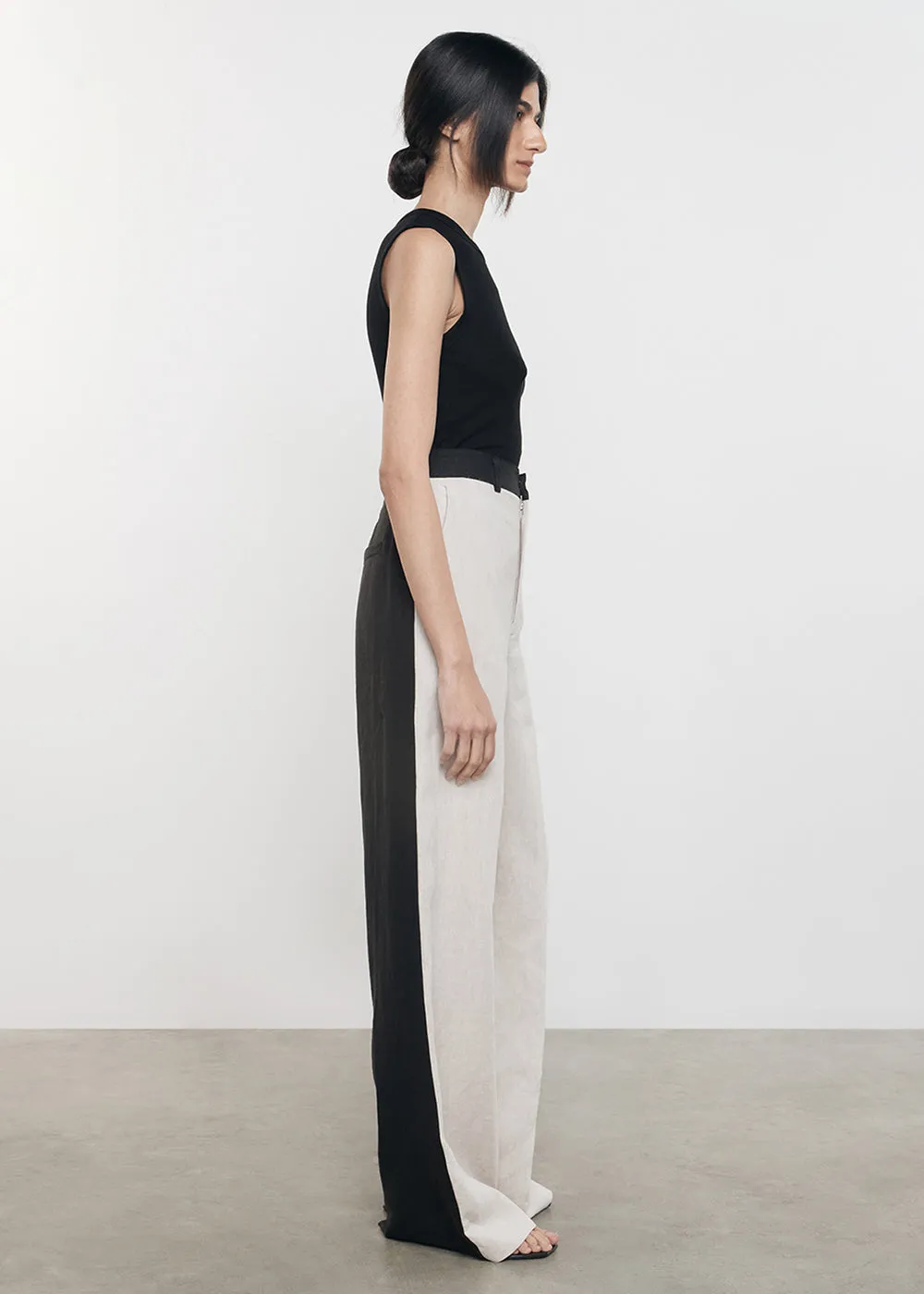 Silk Knit Sleeveless Crew in Black